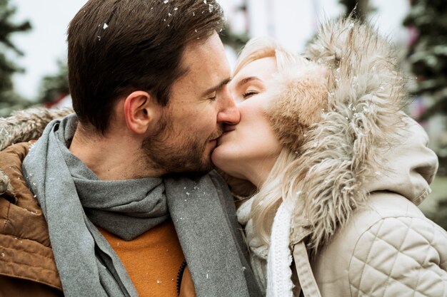 Paar dat in de winter close-up kussen
