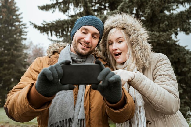 Paar dat in de winter een selfie vooraanzicht neemt