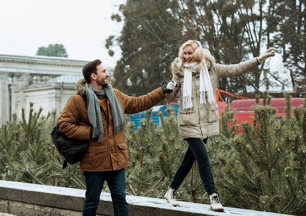 Paar dat in de winter samen loopt en handen houdt