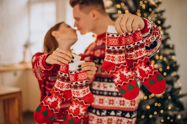 Gratis foto paar dat kerstmissweaters samen draagt