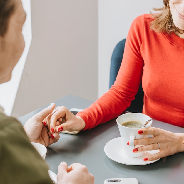 Paar dat koffie in een restaurant heeft