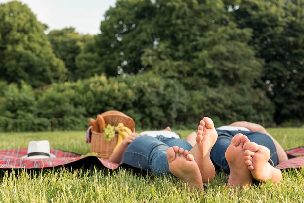 Paar dat op een picknickdeken legt