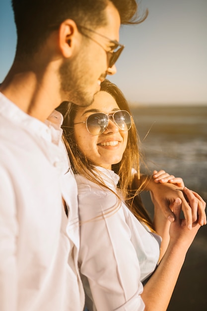 Gratis foto paar dat op het strand loopt