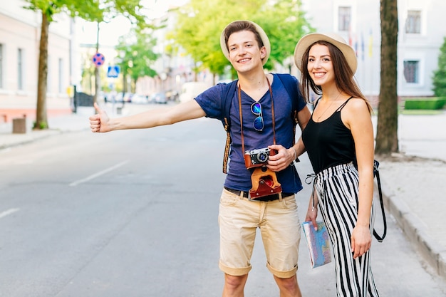 Gratis foto paar dat op vakantie op taxi wacht