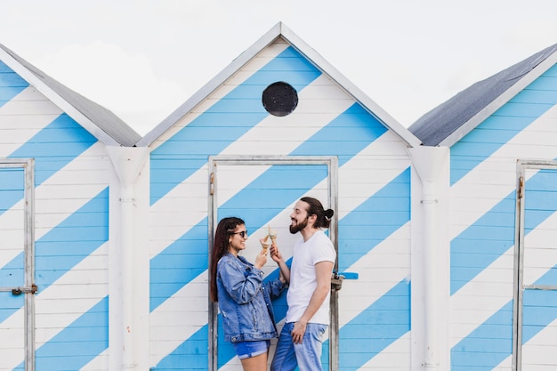 Gratis foto paar dat roomijs eet bij het strand