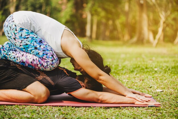 Paar dat samen een yoga poseert