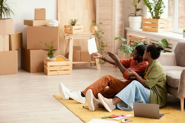 Paar dat samen plannen maakt voor het renoveren van huis