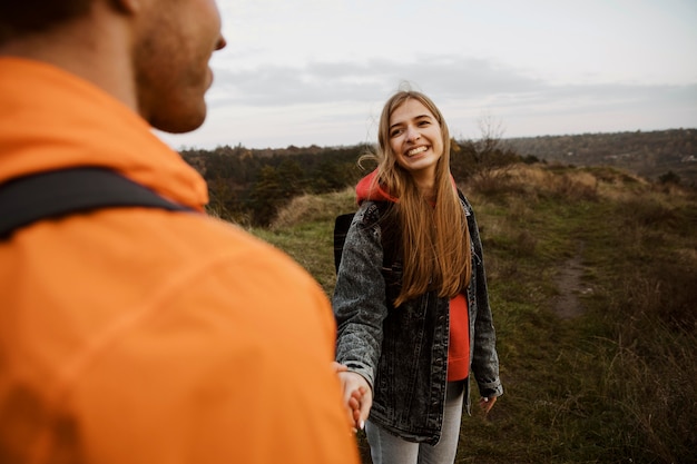 Paar dat samen van een roadtrip geniet