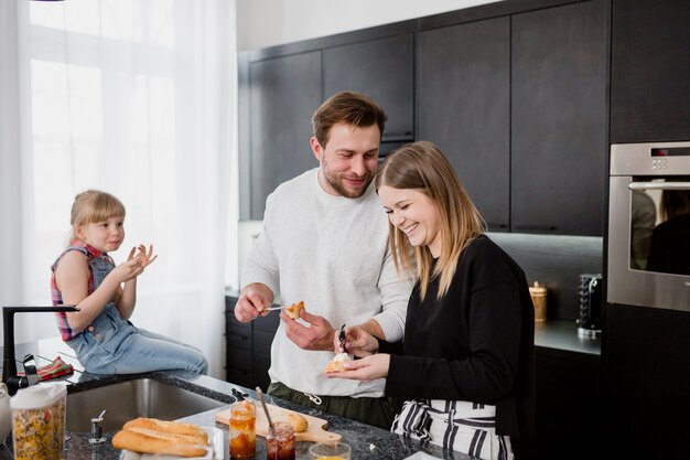 Paar dat sandwiches maakt dichtbij dochter