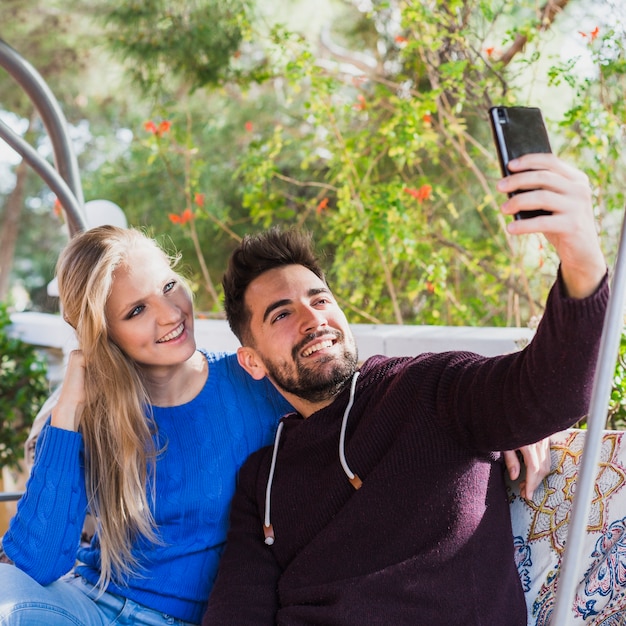 Paar dat selfie en glimlachend neemt