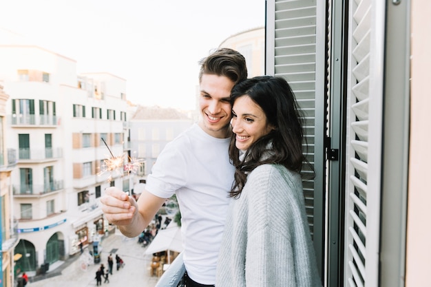 Paar dat sterretjes op balkon bekijkt