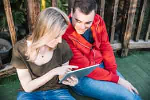 Gratis foto paar dat tablet op brug gebruikt