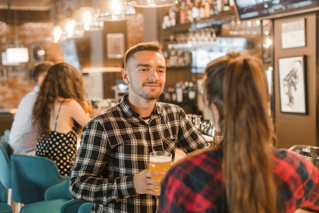 Paar dat van de avond geniet drinkt in de bar