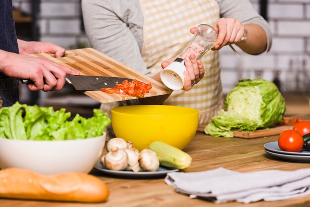 Paar die plantaardige salade voorbereiden