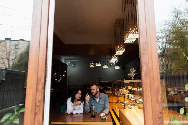 Paar die van koffie in winkel genieten