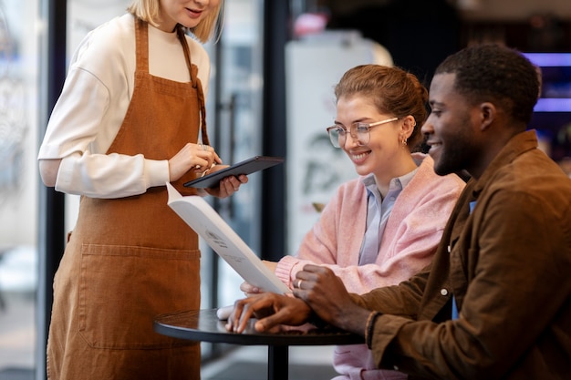 Gratis foto paar eten bestellen bij restaurant