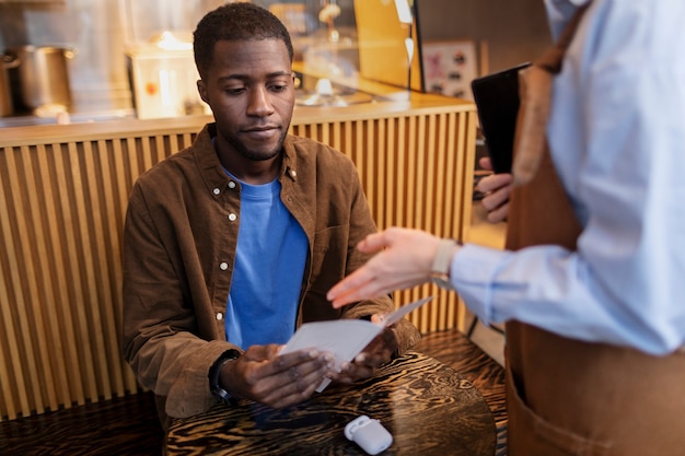 Gratis foto paar eten bestellen bij restaurant