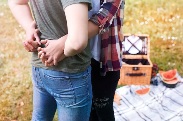 Paar genieten van een picknick in het park