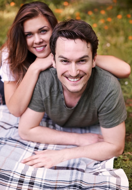 Gratis foto paar genieten van een picknick in het park