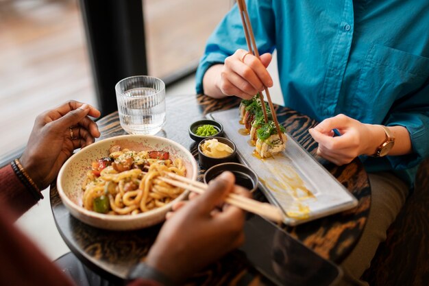 Paar genieten van eten in restaurant