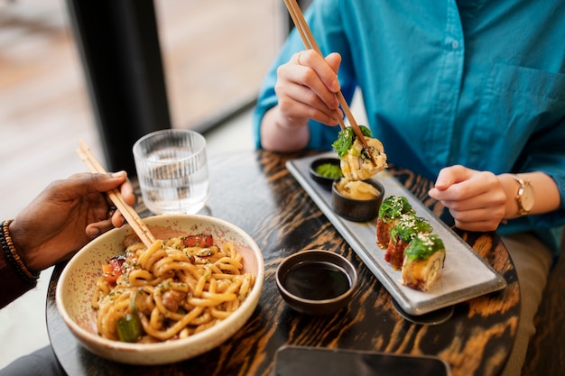 Gratis foto paar genieten van eten in restaurant