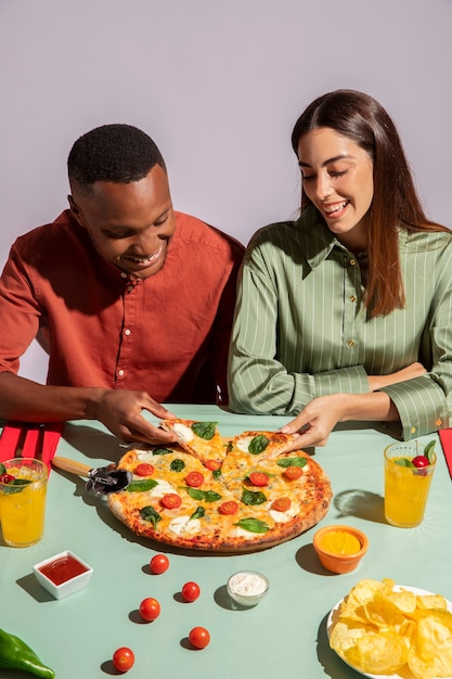 Paar genieten van heerlijk Italiaans eten