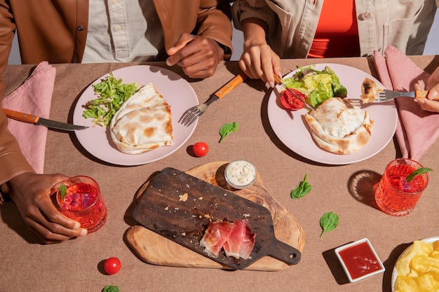 Gratis foto paar genieten van heerlijk italiaans eten