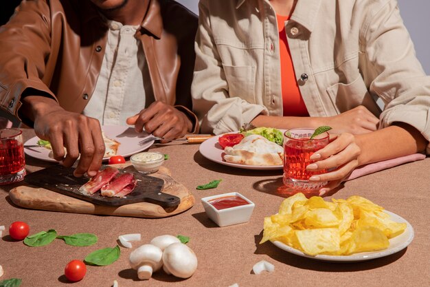 Gratis foto paar genieten van heerlijk italiaans eten