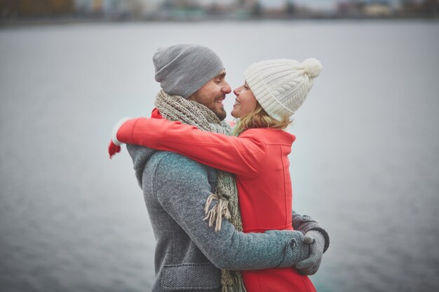 Paar genieten van hun liefde in openlucht