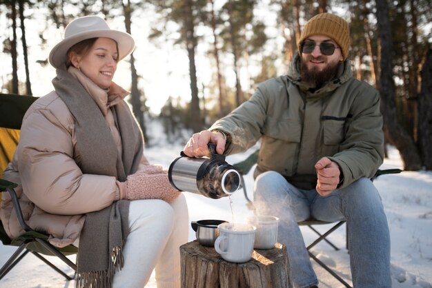 Paar genieten van hun winterkamp