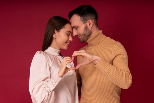 Paar genieten van Valentijnsdag viering