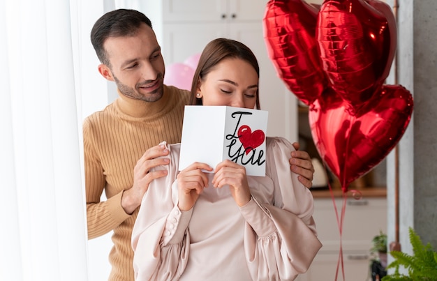 Paar genieten van Valentijnsdag viering