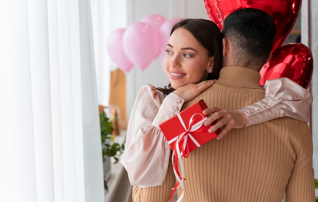 Paar genieten van Valentijnsdag viering