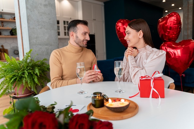 Paar genieten van Valentijnsdag viering