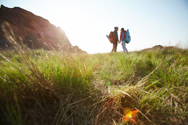 Paar genieten van wandelvakantie