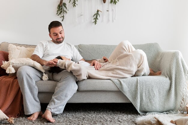 Paar genieten van winter thuis levensstijl