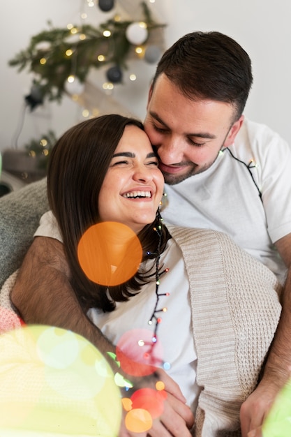 Gratis foto paar genieten van winter thuis levensstijl