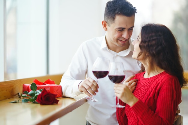 Paar gerinkelglazen met rode wijn romantiek in restaurant voor valentijnsdag concept