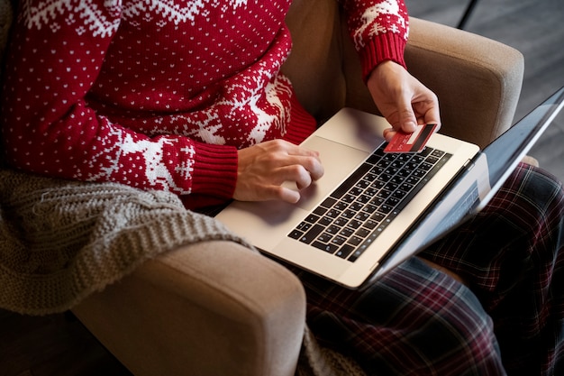 Paar geven elkaar kerstcadeaus