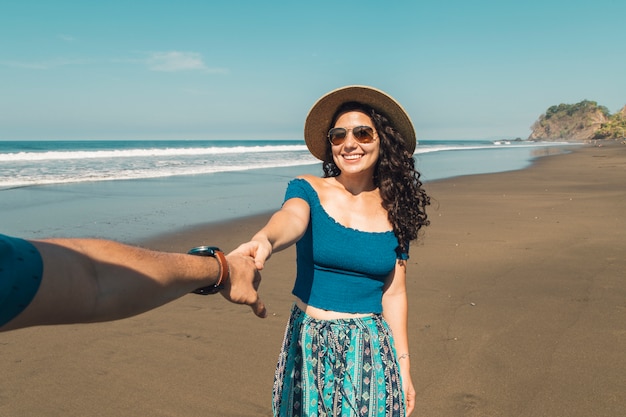 Paar hand in hand lopen op strand