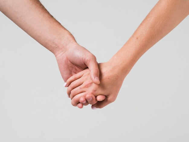 Paar hand in hand voor Valentijnsdag