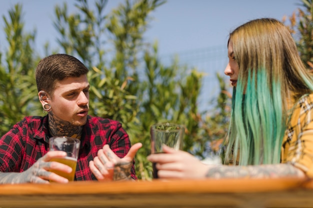 Paar het drinken ambachtbier in openlucht