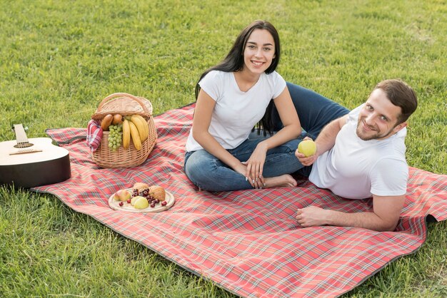 Paar het stellen op een picknickdeken