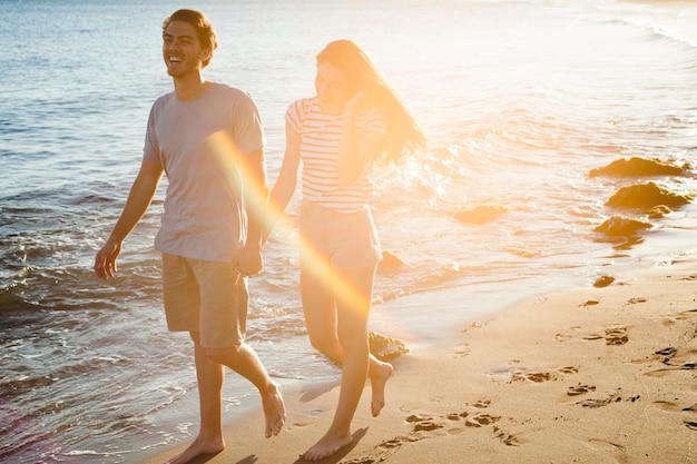 Paar houden handen op het strand