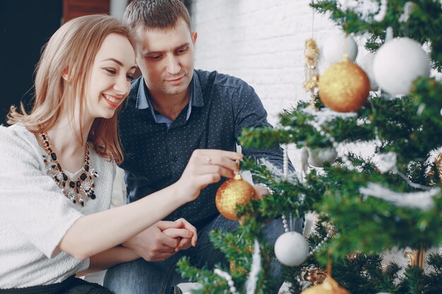 paar in de buurt van de kerstboom