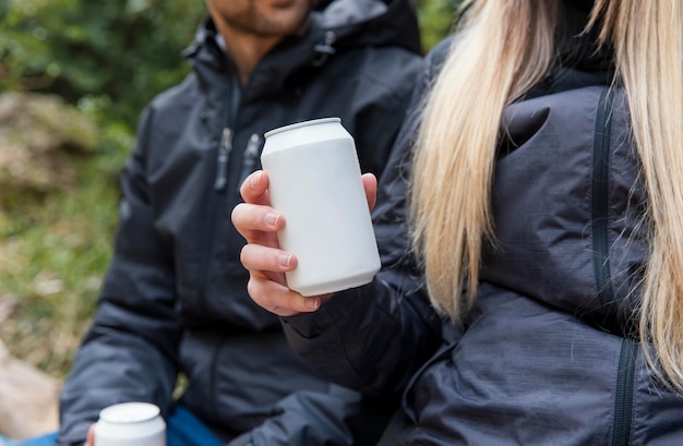 Paar in de natuur drinken drank close-up