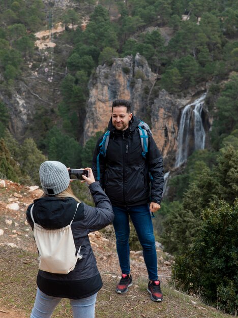 Paar in de natuur fotograferen met mobiel