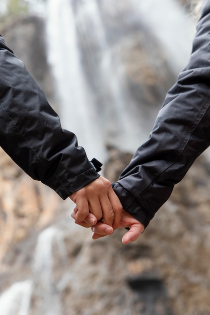 Gratis foto paar in de natuur hand in hand close-up