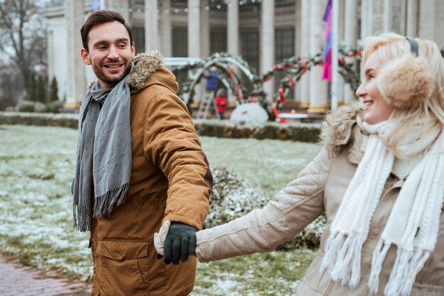 Paar in de winter hand in hand buitenshuis