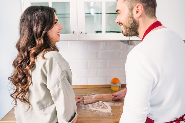 Gratis foto paar in schorten die deeg koken